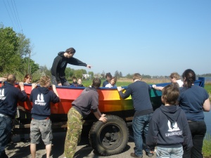 Een vlet (588) gaat uit het water